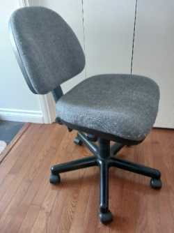 Swivel office chair